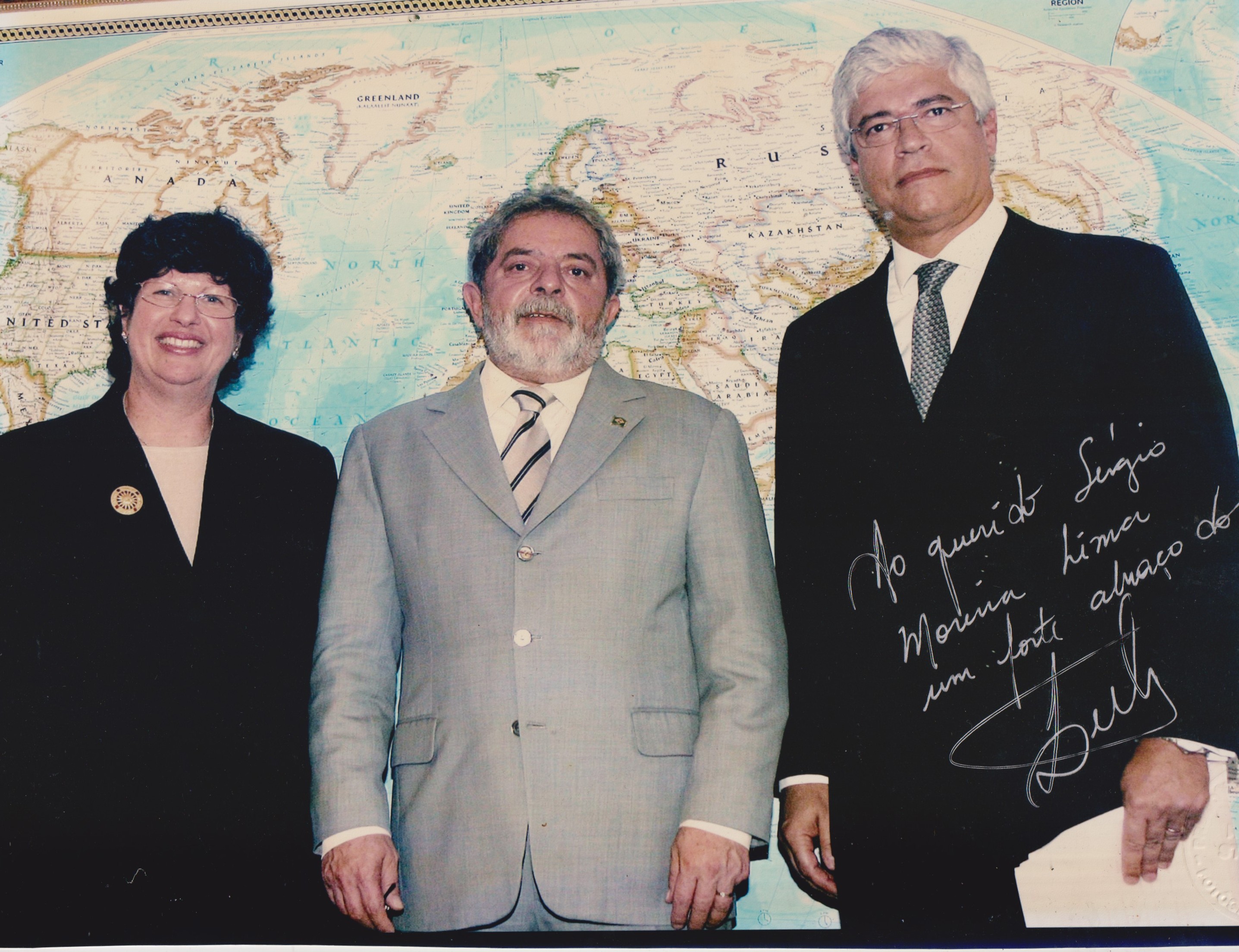 O embaixador brasileiro em Israel, Sérgio Eduardo Moreira Lima, posa para foto ao lado do presidente da República, Luiz Inácio Lula da Silva, e da embaixadora de Israel em Brasília, Tzipora Rimon.